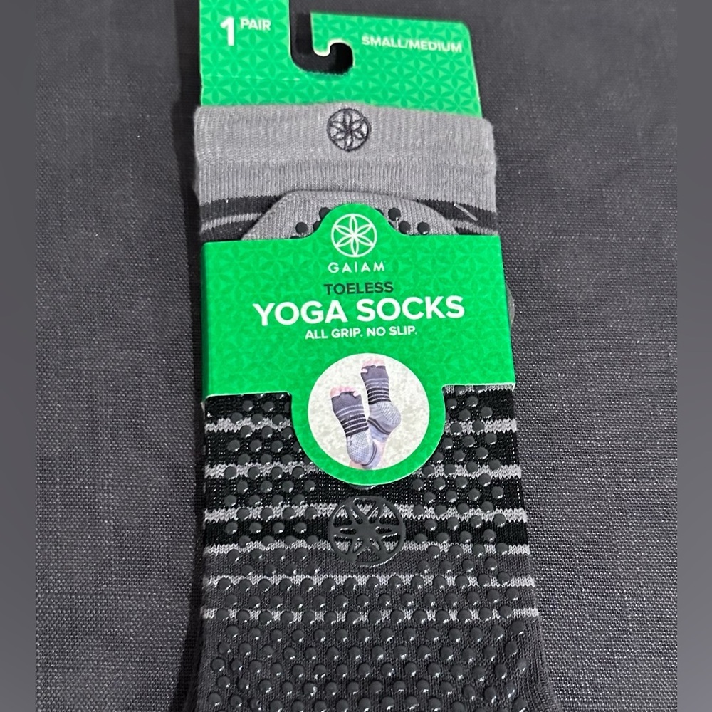 Gaiam Yoga Socks Super Grippy No Slip‎ Black Size Small-MediumToe Separater